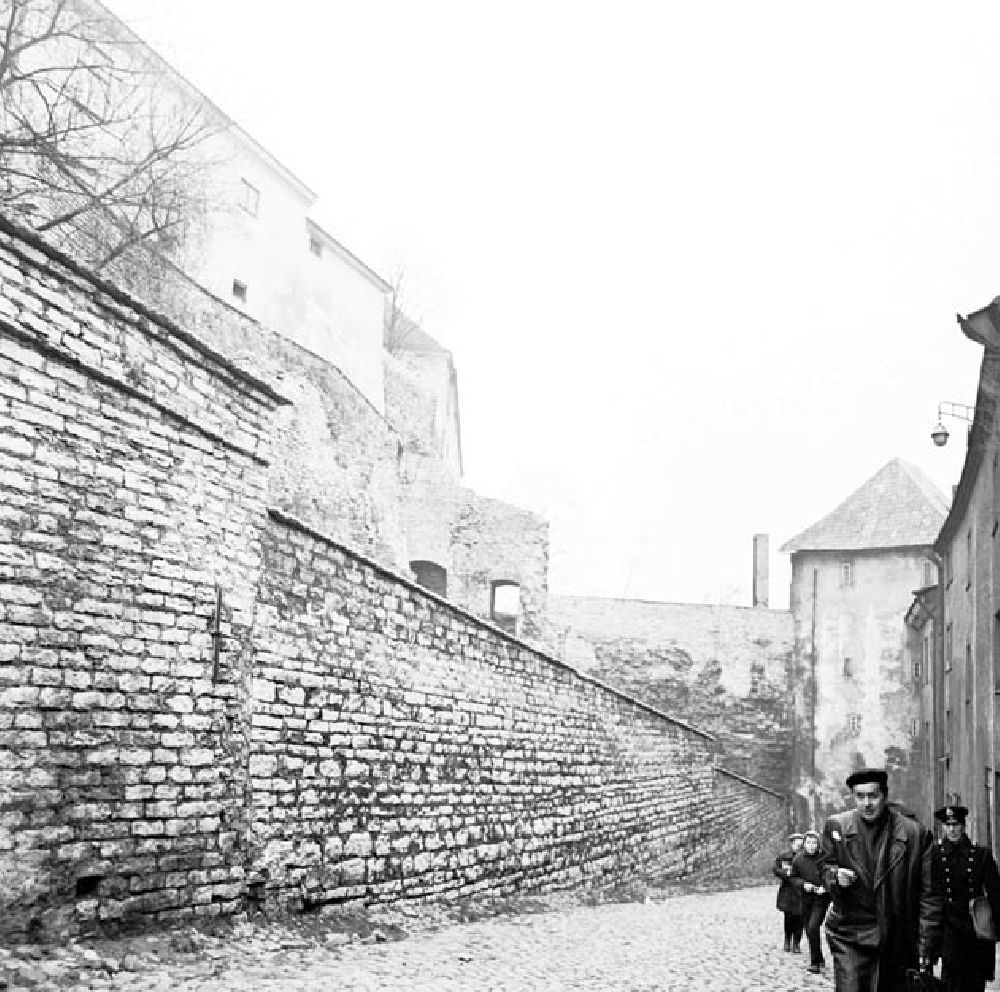 GDR image archive: Tallinn / Estland - November 1966 Tallinn: Sehenswürdigkeiten (Stadttor, Königsgarten, Rathaus, älteste Apotheke Europas, Große Gilde)