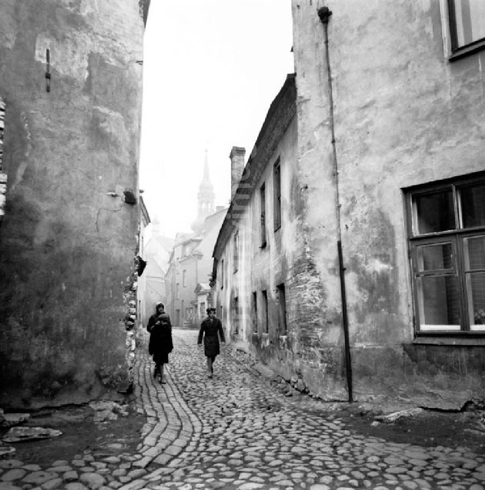 GDR photo archive: Tallinn / Estland - November 1966 Tallinn: Sehenswürdigkeiten (Stadttor, Königsgarten, Rathaus, älteste Apotheke Europas, Große Gilde)