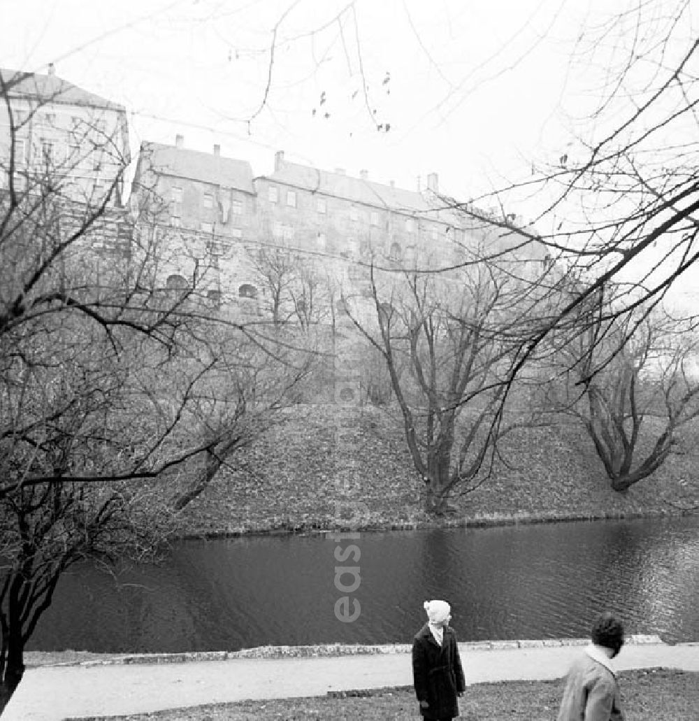 GDR picture archive: Tallinn / Estland - November 1966 Tallinn: Sehenswürdigkeiten (Stadttor, Königsgarten, Rathaus, älteste Apotheke Europas, Große Gilde)