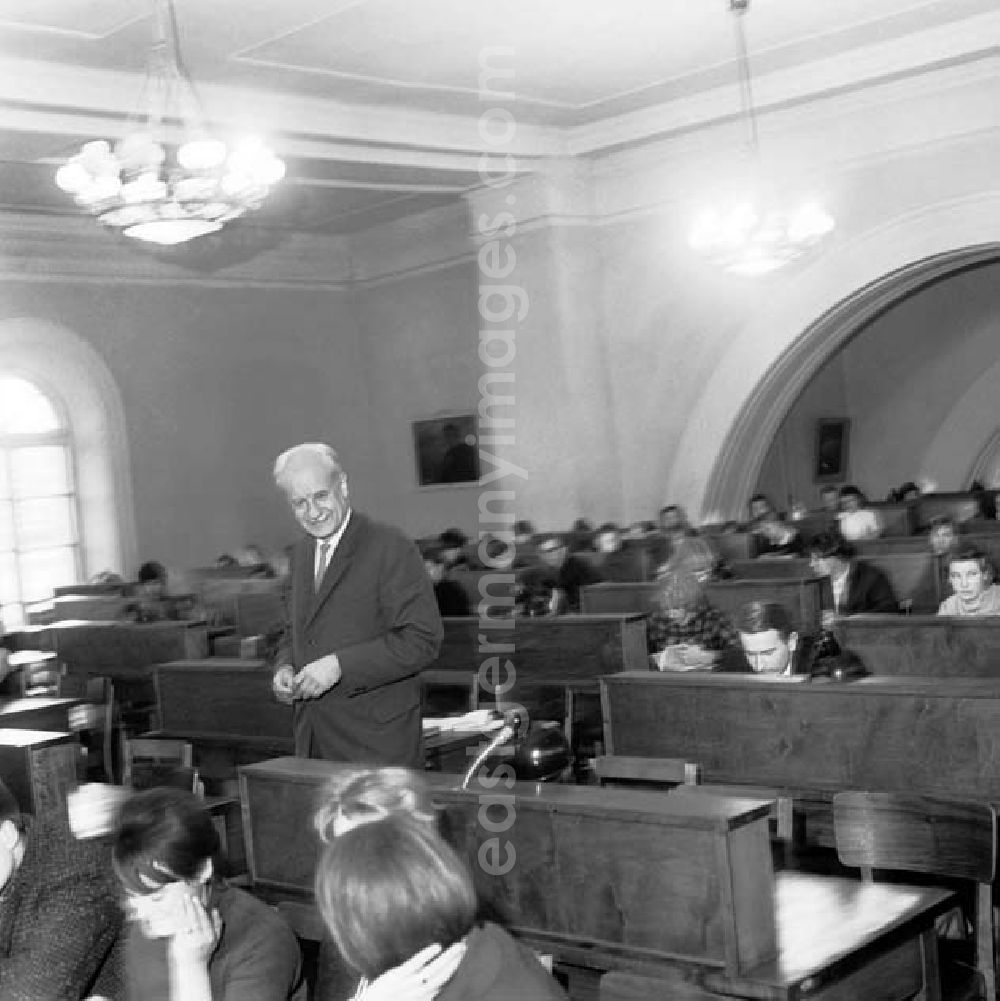 GDR image archive: Tartu / Estland - November 1966 Universität inTartu/Estland (Professor Clemens bei Studenten)