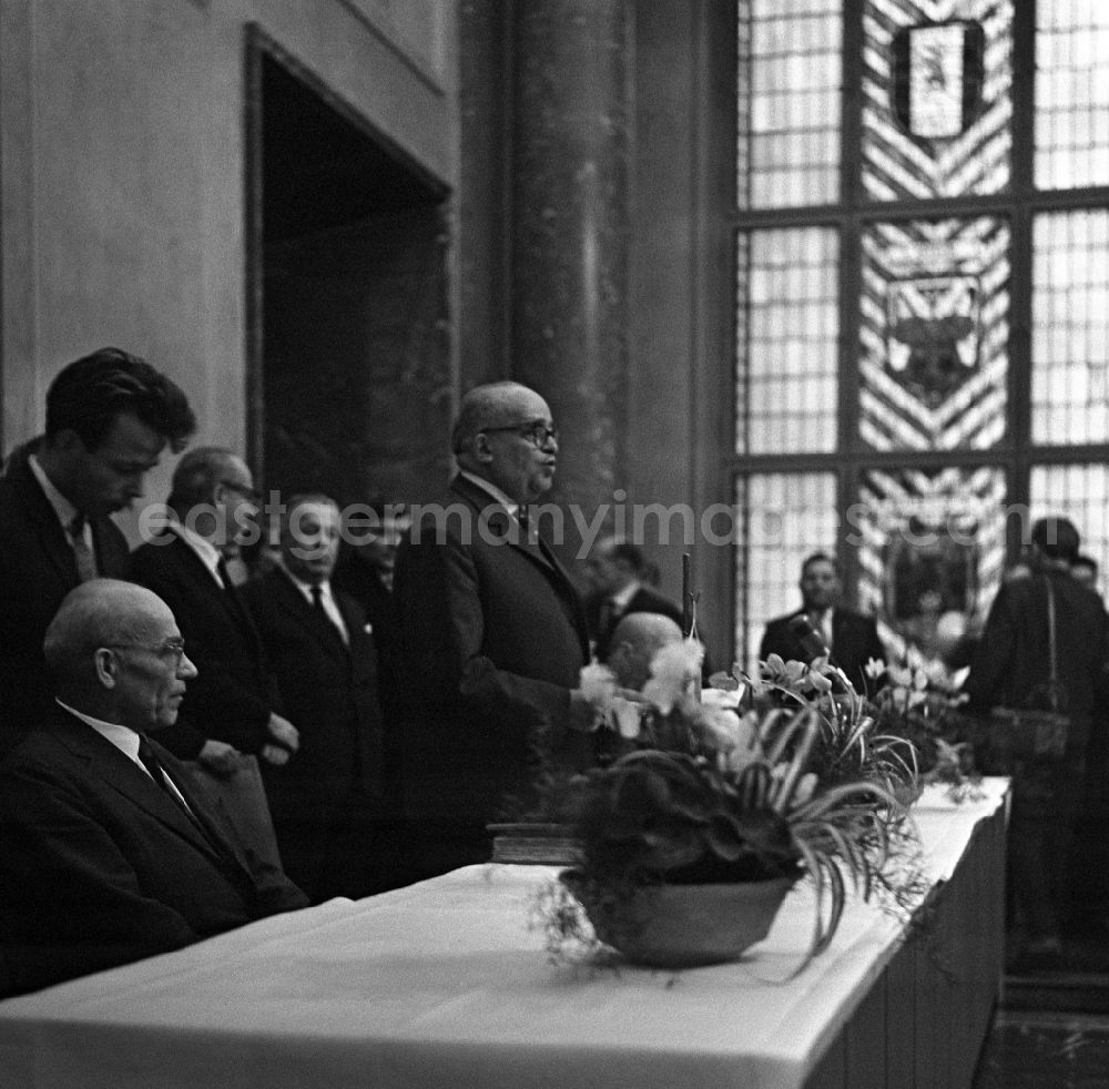 GDR image archive: Berlin - Mayor Friedrich Ebert (right) gives a speech in the Red Town Hall in honor of the visit of Wladyslaw Gomulka (left), party leader of the PVAP in Berlin on the territory of the former GDR, German Democratic Republic
