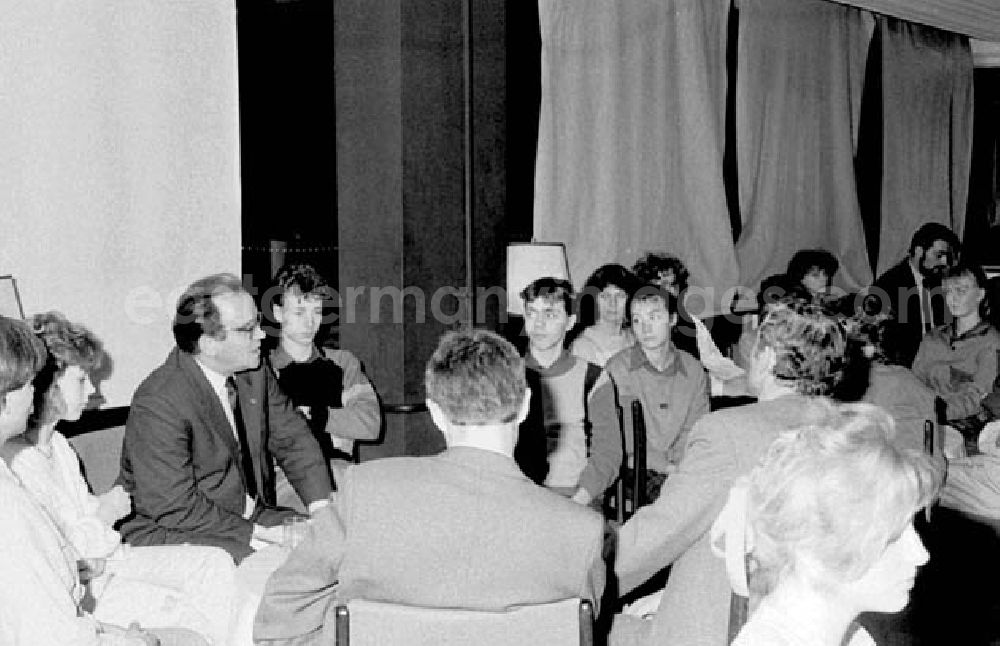 Berlin: 17.12.1986 Oberbürgermeister E. Krack im Jugendclub Großwalderstr.
