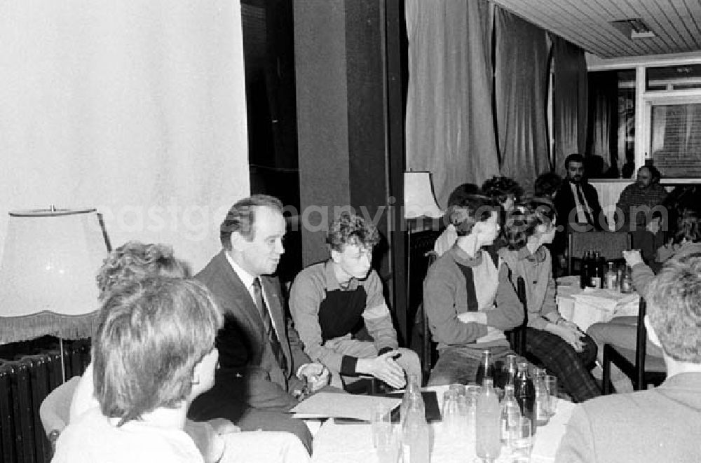 GDR image archive: Berlin - 17.12.1986 Oberbürgermeister E. Krack im Jugendclub Großwalderstr.