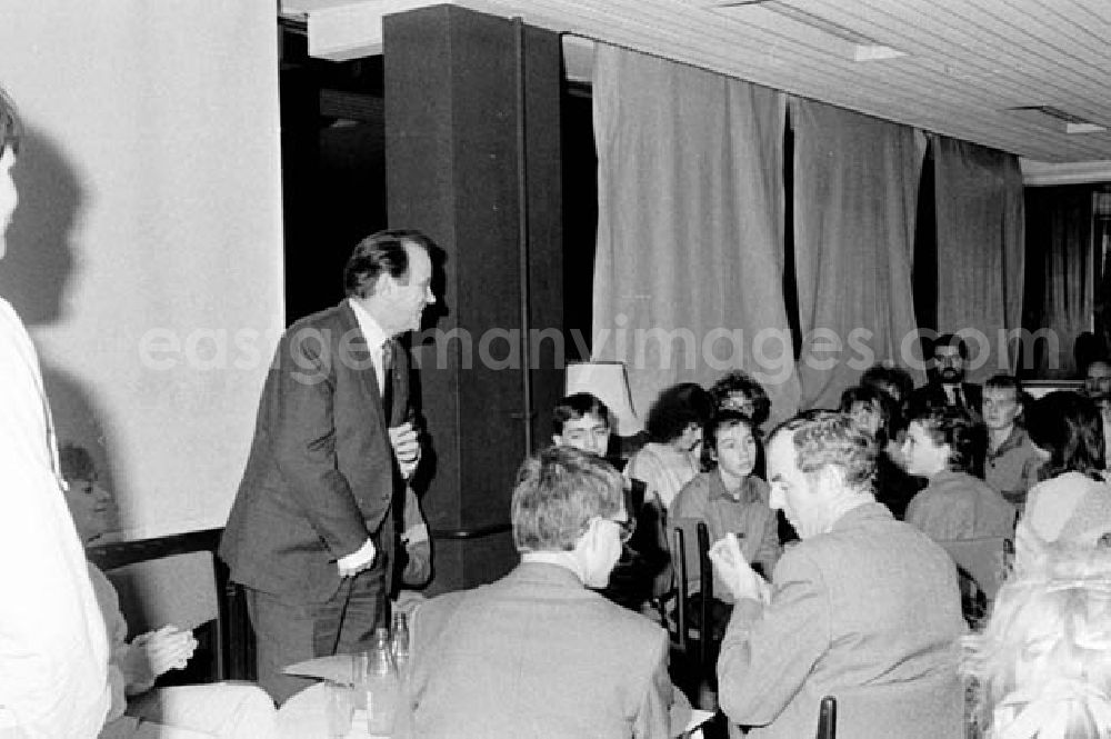 GDR photo archive: Berlin - 17.12.1986 Oberbürgermeister E. Krack im Jugendclub Großwalderstr.