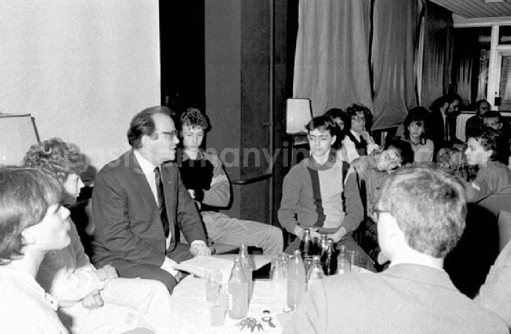 GDR picture archive: Berlin - 17.12.1986 Oberbürgermeister E. Krack im Jugendclub Großwalderstr.