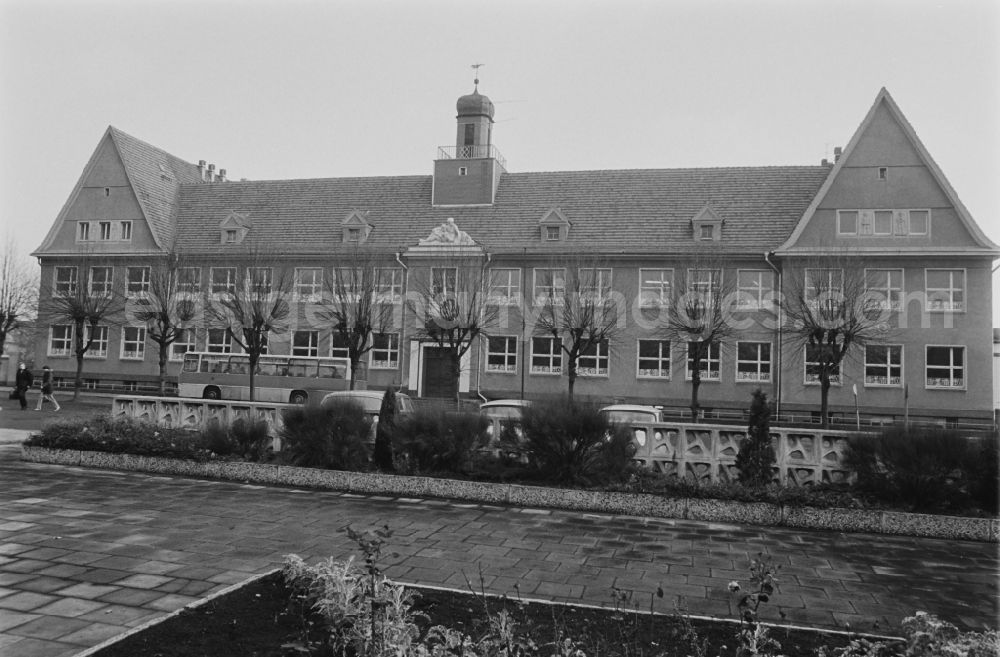 GDR picture archive: Laubusch - School building with tower - Secondary School OS Dr. Richard Sorge at Laubuscher Markt in the Upper Lusatian workers settlement Gartenstadt Erika in Laubusch in the state of Saxony on the territory of the former GDR, German Democratic Republic