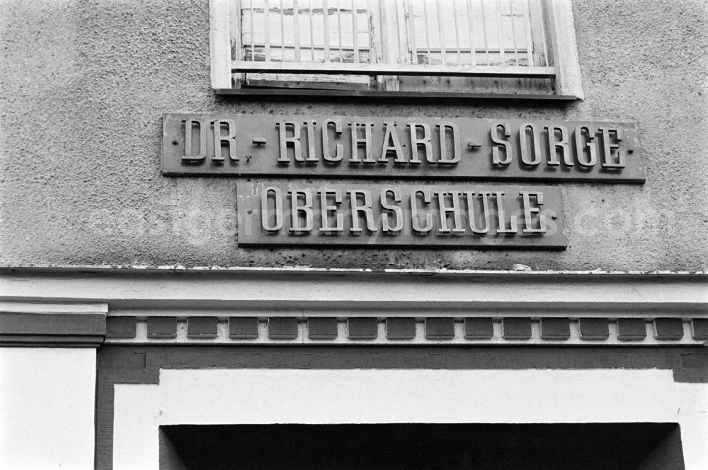 GDR image archive: Laubusch - Lettering at the entrance to the secondary school building OS Dr. Richard Sorge at Laubuscher Markt in the Upper Lusatian workers settlement Gartenstadt Erika in Laubusch in the state of Saxony on the territory of the former GDR, German Democratic Republic