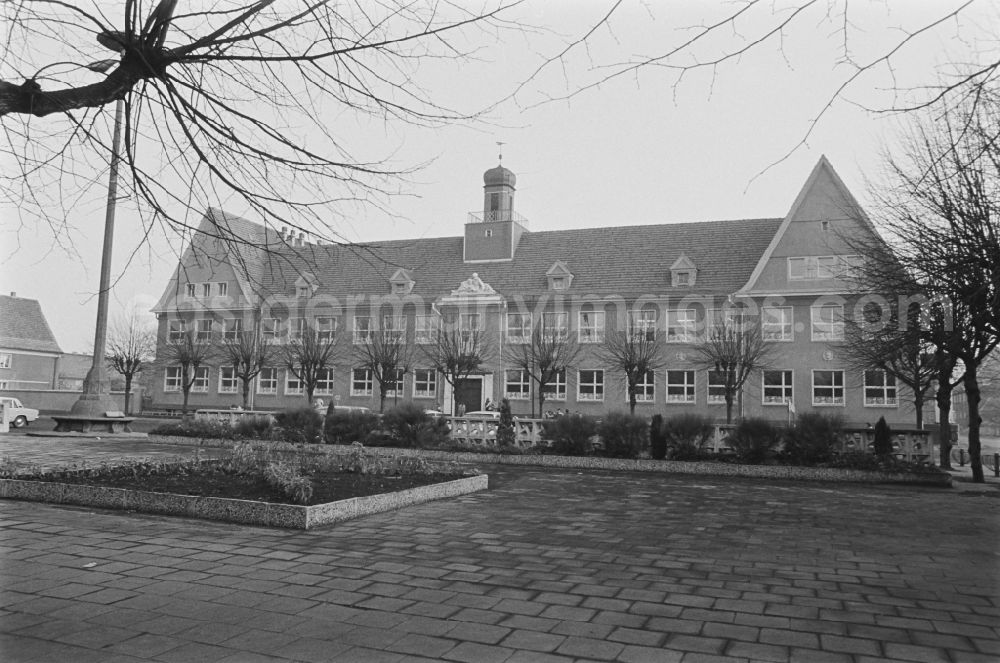 GDR image archive: Laubusch - School building with tower - Secondary School OS Dr. Richard Sorge at Laubuscher Markt in the Upper Lusatian workers settlement Gartenstadt Erika in Laubusch in the state of Saxony on the territory of the former GDR, German Democratic Republic