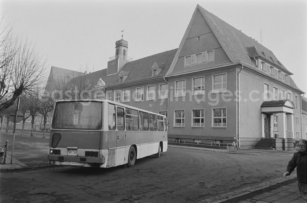 GDR image archive: Laubusch - School building with tower - Secondary School OS Dr. Richard Sorge at Laubuscher Markt in the Upper Lusatian workers settlement Gartenstadt Erika in Laubusch in the state of Saxony on the territory of the former GDR, German Democratic Republic. A model Ikarus 255.72 school bus pulls up in front of the school