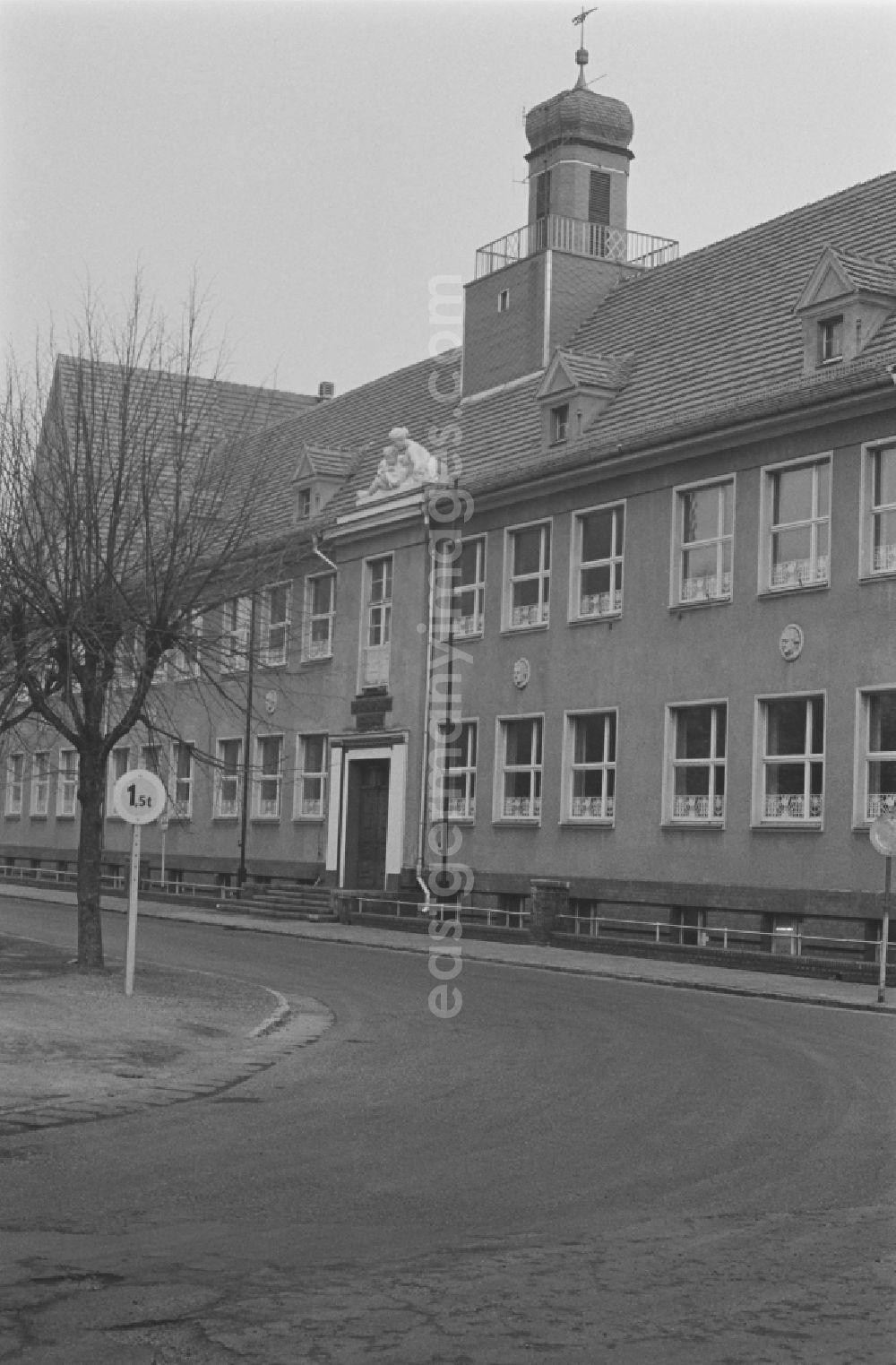 GDR photo archive: Laubusch - School building with tower - Secondary School OS Dr. Richard Sorge at Laubuscher Markt in the Upper Lusatian workers settlement Gartenstadt Erika in Laubusch in the state of Saxony on the territory of the former GDR, German Democratic Republic