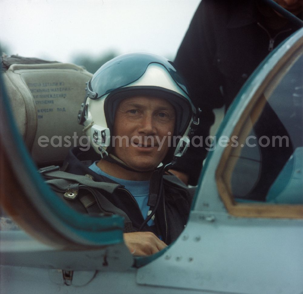 GDR picture archive: Marxwalde - Neuhardenberg - Colonel Sigmund Jaehn, the first German cosmonaut in space, after a flight with a MiG 21F-13 on the airfield of the LSK / LV Air Force / Air Defense of the NVA National People's Army in Marxwalde, now Neuhardenberg in the GDR German Democratic Republic
