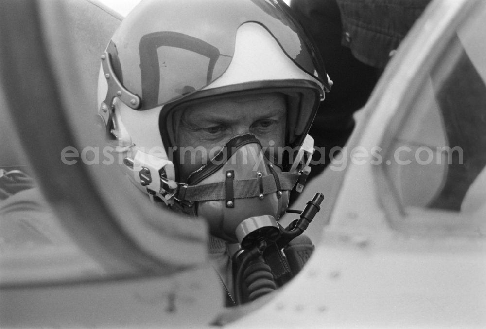 GDR image archive: Marxwalde - Neuhardenberg - Colonel Sigmund Jaehn, the first German cosmonaut in space, after a flight with a MiG 21F-13 on the airfield of the LSK / LV Air Force / Air Defense of the NVA National People's Army in Marxwalde, now Neuhardenberg in the GDR German Democratic Republic