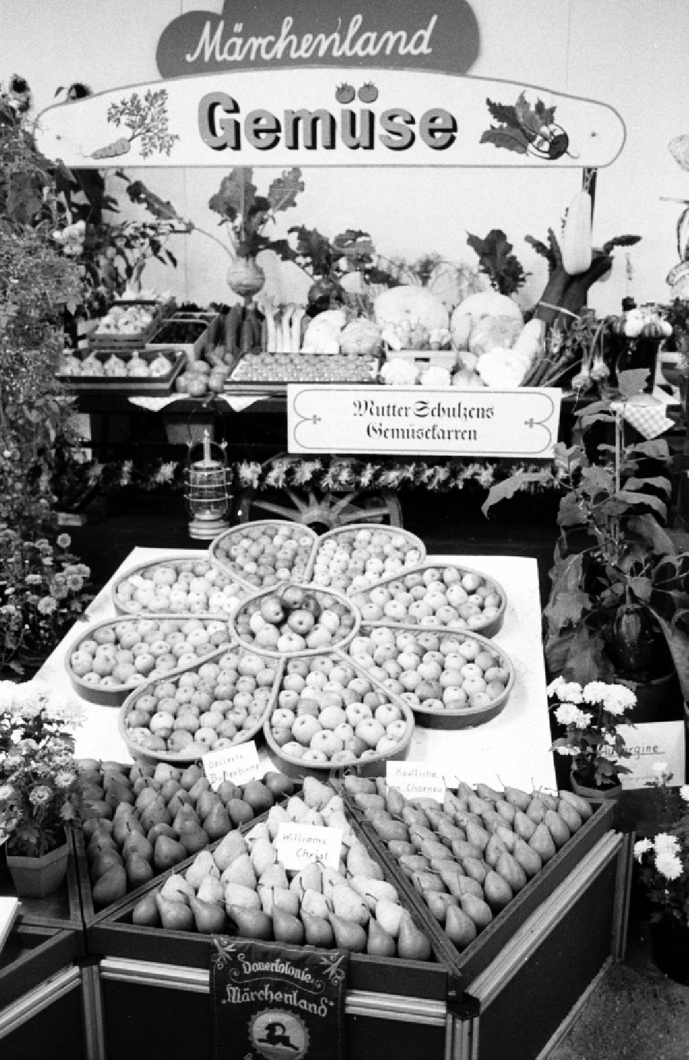GDR image archive: Berlin - Merchandise on the allotment gardens Maerchenland from 11 to 2