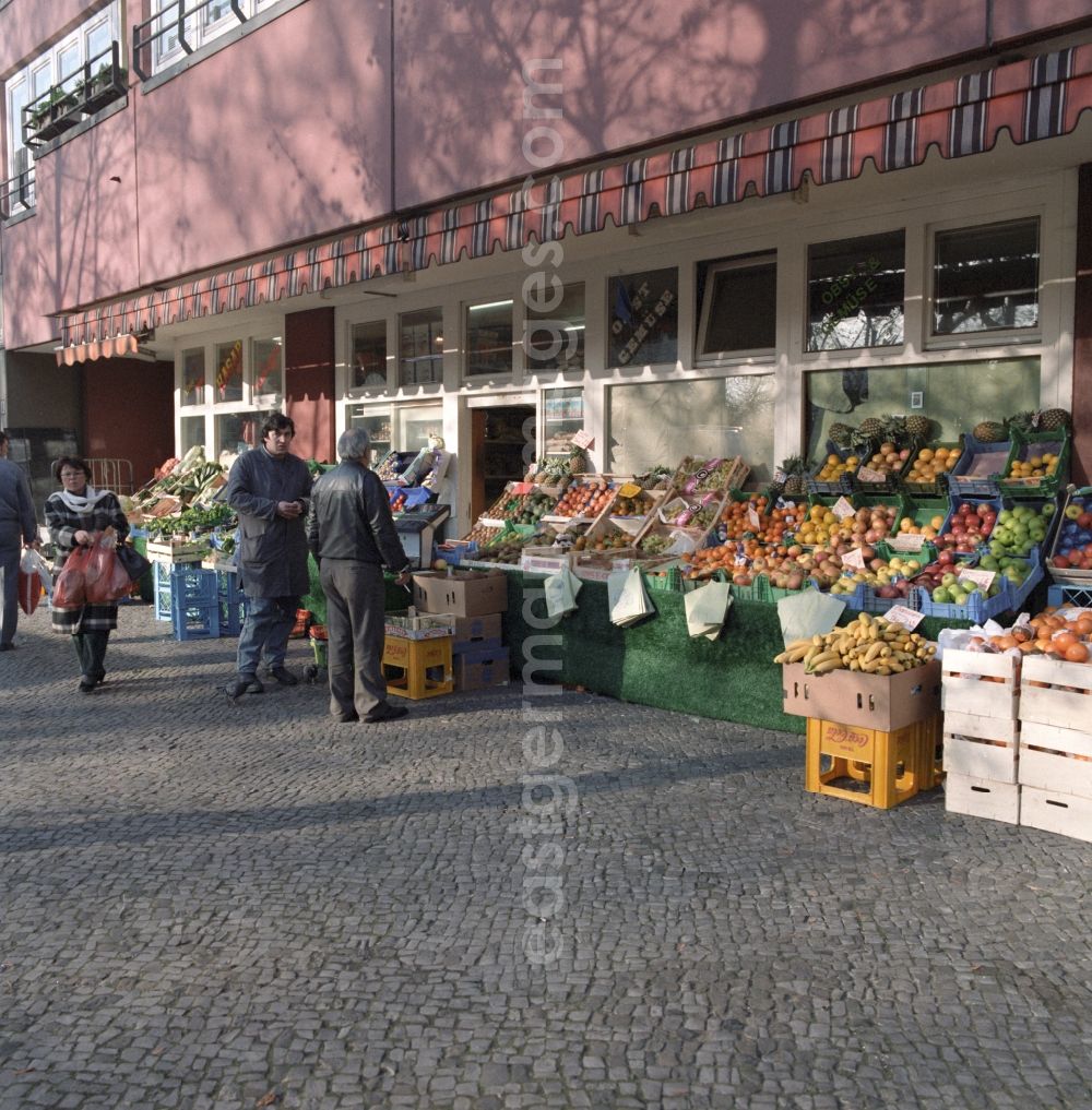 GDR photo archive: Berlin - Mitte - Fruit and vegetable stand in Berlin - Charlottenburg. Fresh fruits and vegetables will be offered for sale decorative