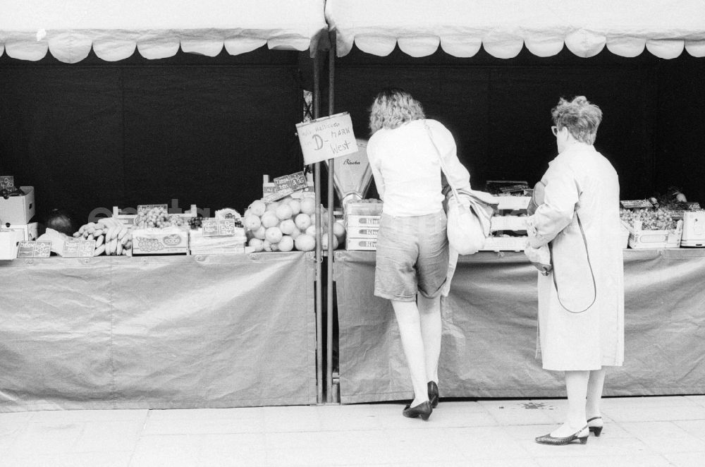 GDR picture archive: Berlin - A fruit and vegetable stand in Berlin, the former capital of the GDR, the German Democratic Republic. Here were GDR citizens for Western money, D-Mark, buy fresh fruits and vegetables