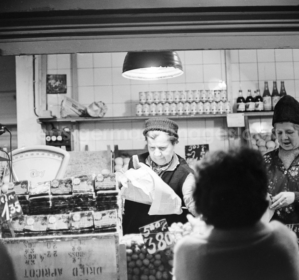 GDR picture archive: Berlin - Fruit and vegetable stand in the market hall on Alexanderplatz in Berlin, the former capital of the GDR, the German Democratic Republic