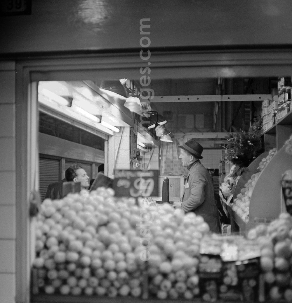 GDR image archive: Berlin - Fruit and vegetable stand in the market hall on Alexanderplatz in Berlin, the former capital of the GDR, the German Democratic Republic