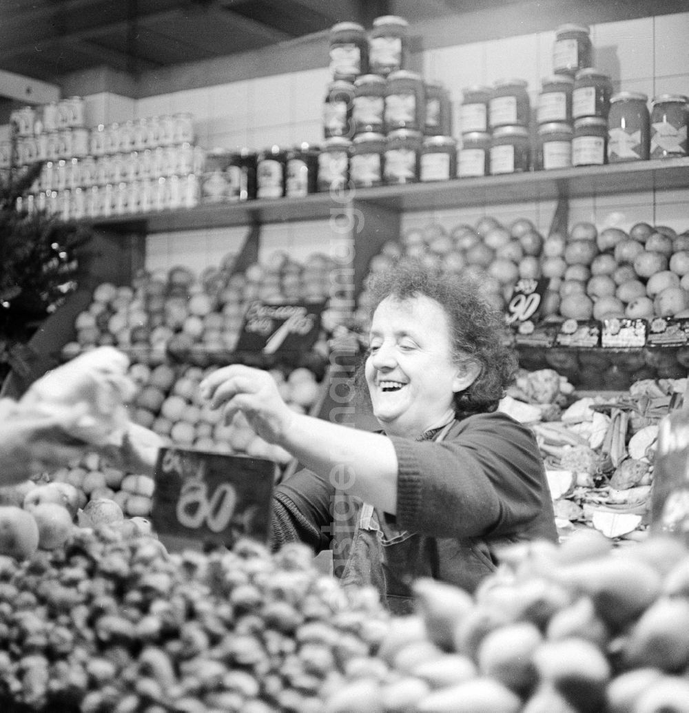 GDR photo archive: Berlin - Fruit and vegetable stand in the market hall on Alexanderplatz in Berlin, the former capital of the GDR, the German Democratic Republic