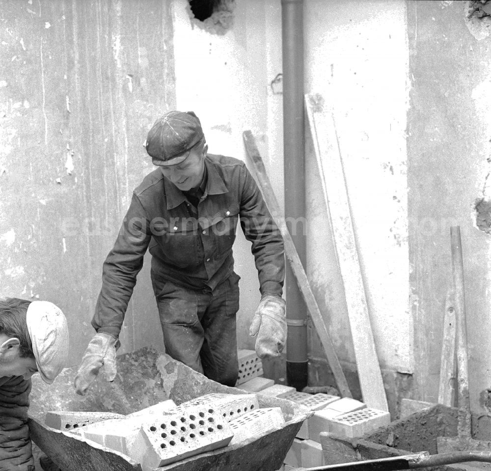 GDR photo archive: Frankfurt (Oder) - Stove fitter while putting up a tiled stove in Frankfurt (Or) in the federal state Brandenburg in the area of the former GDR, German democratic republic