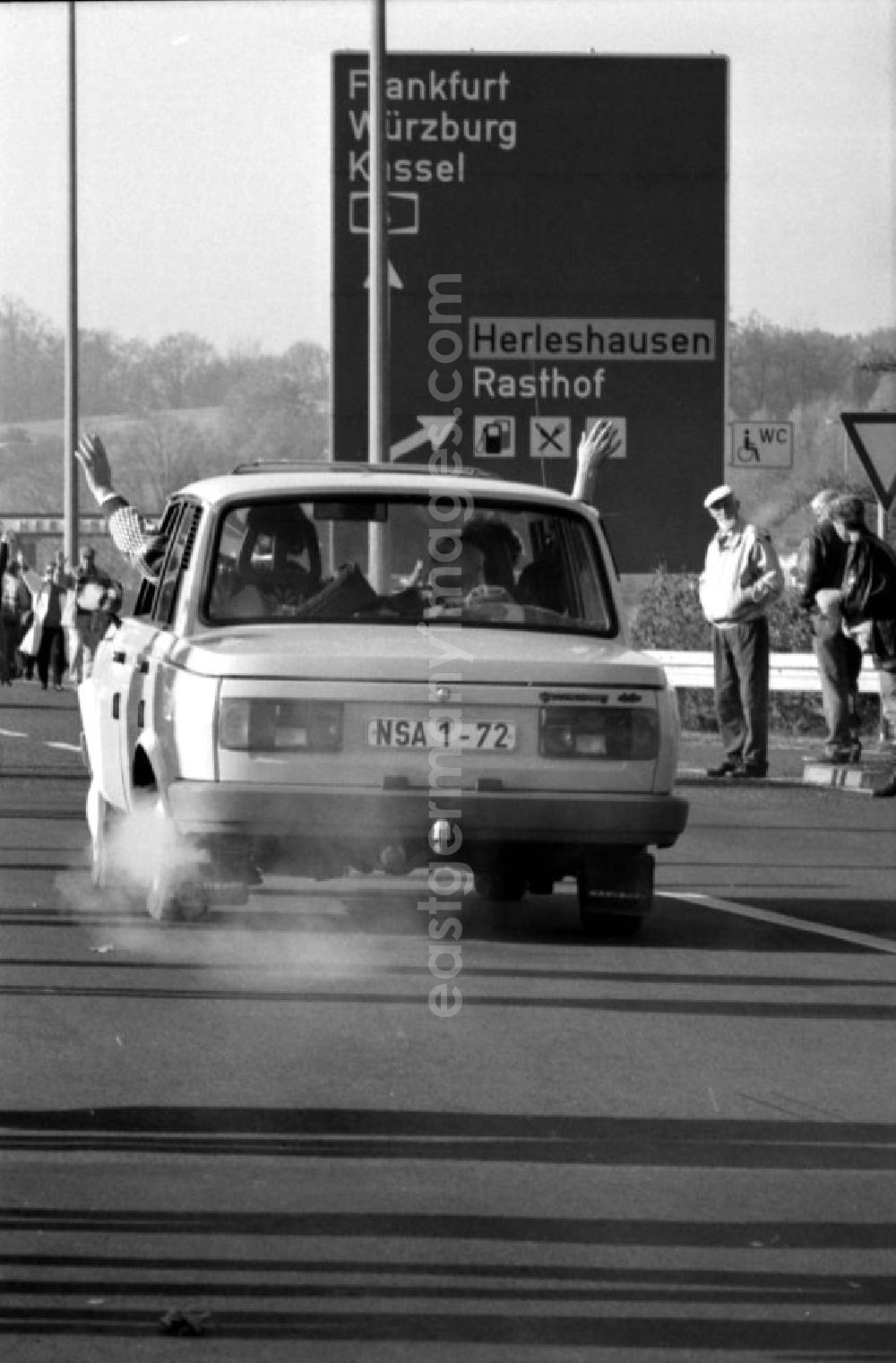 GDR picture archive: Herleshausen - Die offene Grenze am Grenzübergang DDR / BRD bei Herleshausen am 11. November 1989