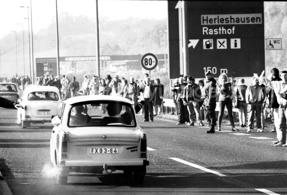 GDR image archive: Herleshausen - Die offene Grenze am Grenzübergang DDR / BRD bei Herleshausen am 11. November 1989