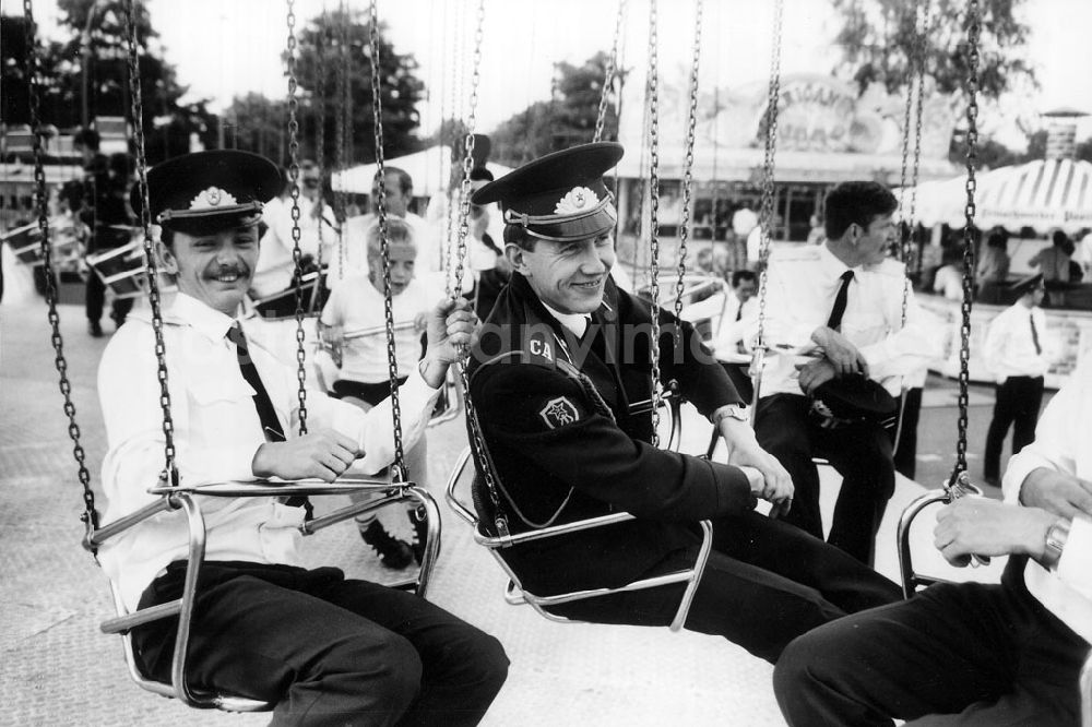 GDR picture archive: Berlin - Offiziere der russischen Streitkräfte in Deutschland auf einen Rummel in Berlin- Tegel 1989