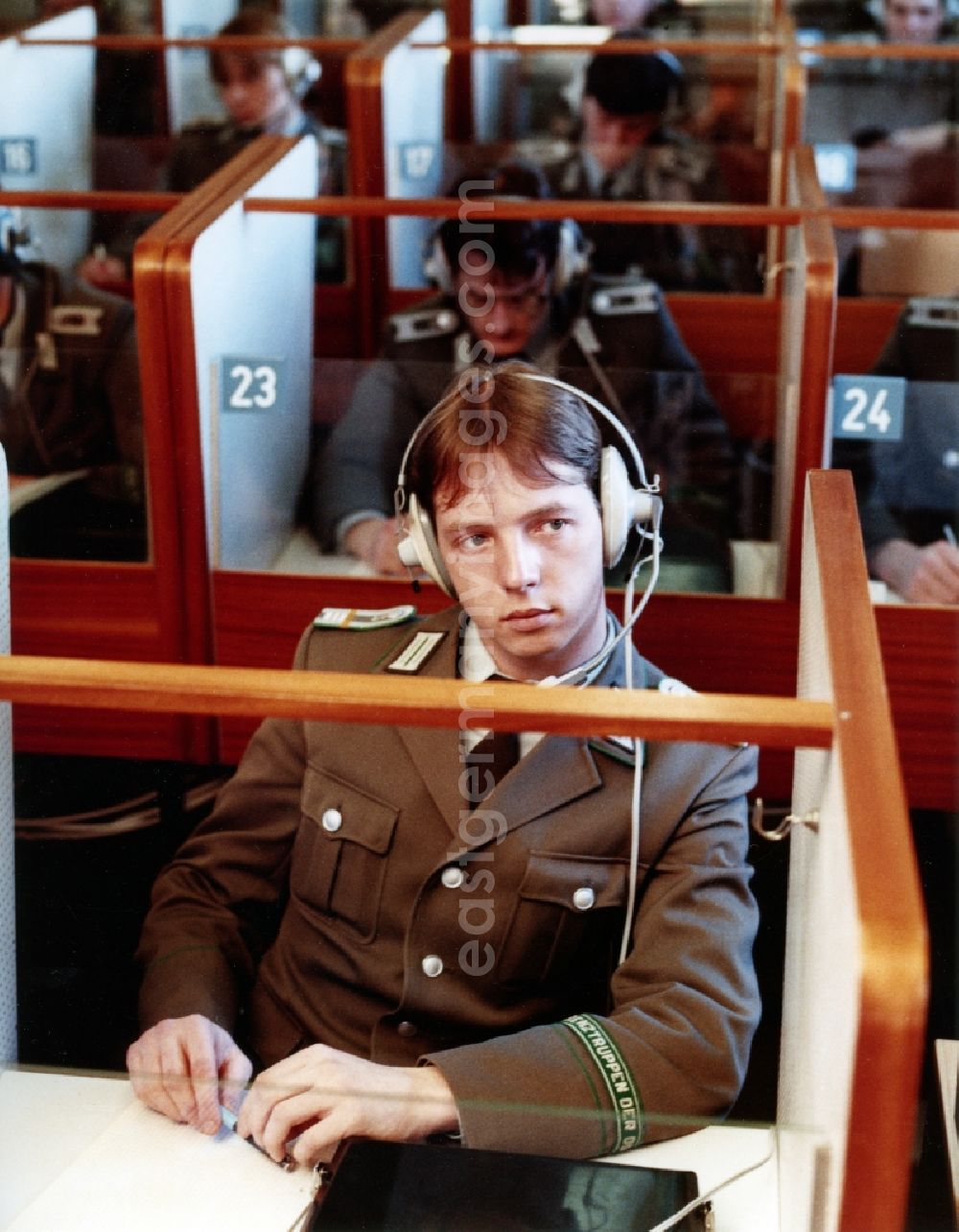 GDR image archive: Suhl - Officer training in the 3rd Year of training in the language lab of the officer school in Suhl at the East German border guards in today's state of Thuringia