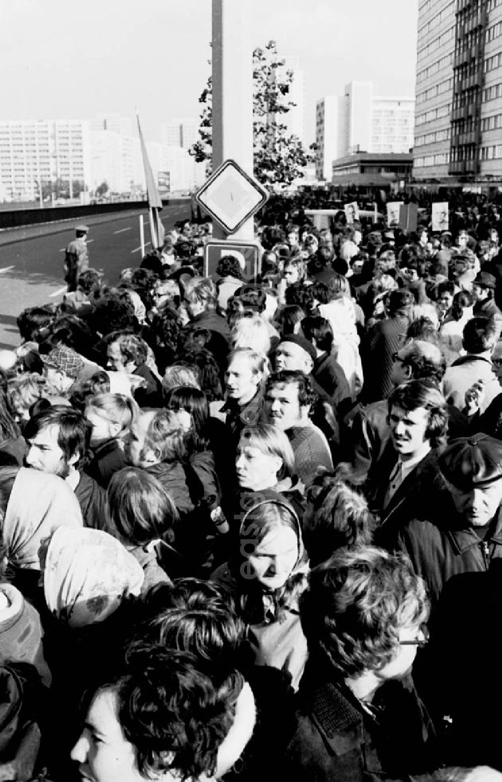 Berlin: Oktober 1973 Ankunft von Phan van Dong mit anschliessender Rundfahrt durch die Berliner Straßen in Berlin.