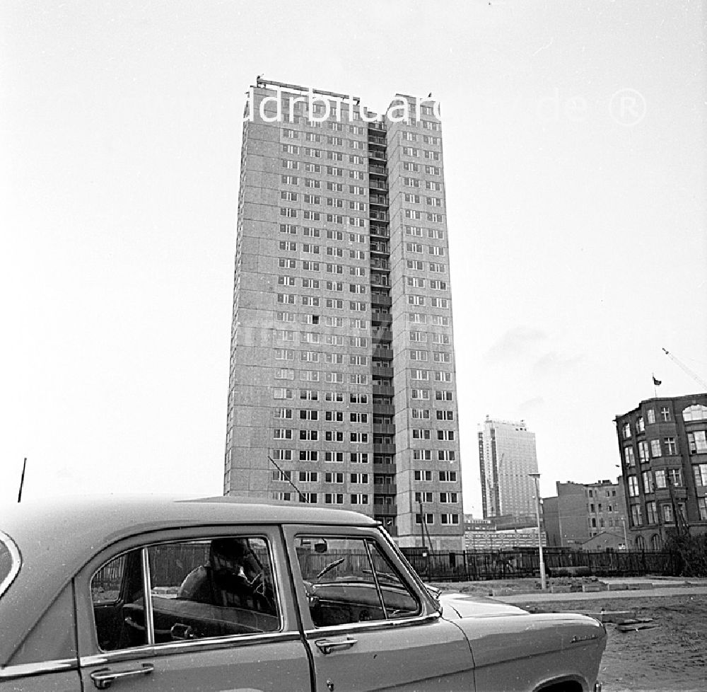 GDR image archive: Berlin - Oktober 1969 Berlin, das fertig gestellte Haus der Statistik. Zu Ehren des 2
