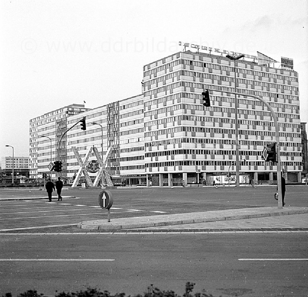 GDR photo archive: Berlin - Oktober 1969 Berlin, das fertig gestellte Haus der Statistik. Zu Ehren des 2
