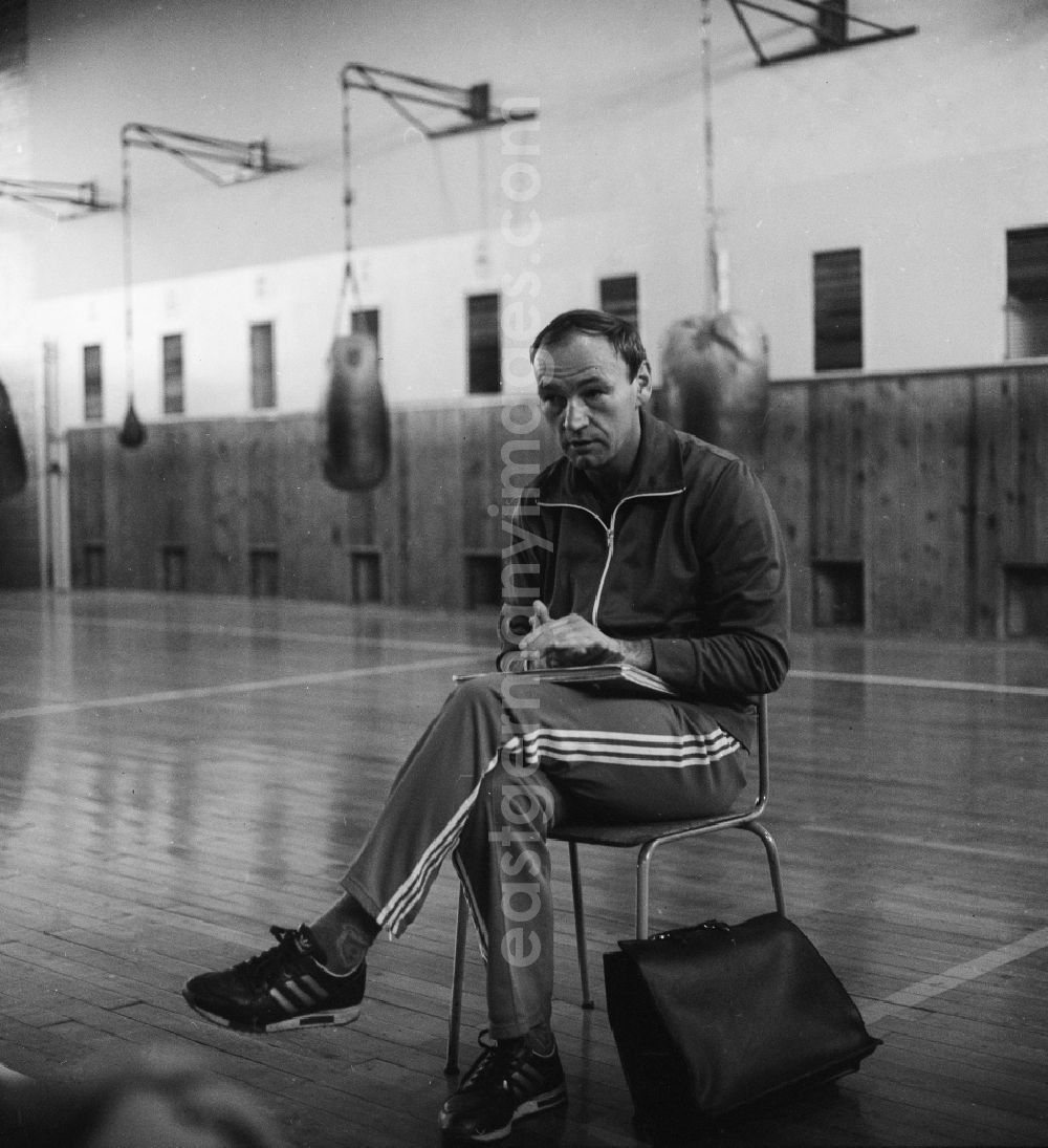 GDR photo archive: Frankfurt (Oder) - Olympic champion in the boxing and box trainer Manfred cloud in Frankfurt (Or) in the federal state Brandenburg in the area of the former GDR, German democratic republic