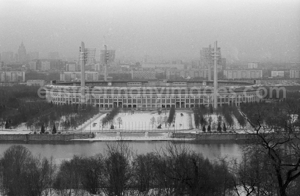 GDR picture archive: Moskau - View over the Moskwa River to the Olympic Stadium Luschniki with wintery snowy courtyard in Moskau in Russland