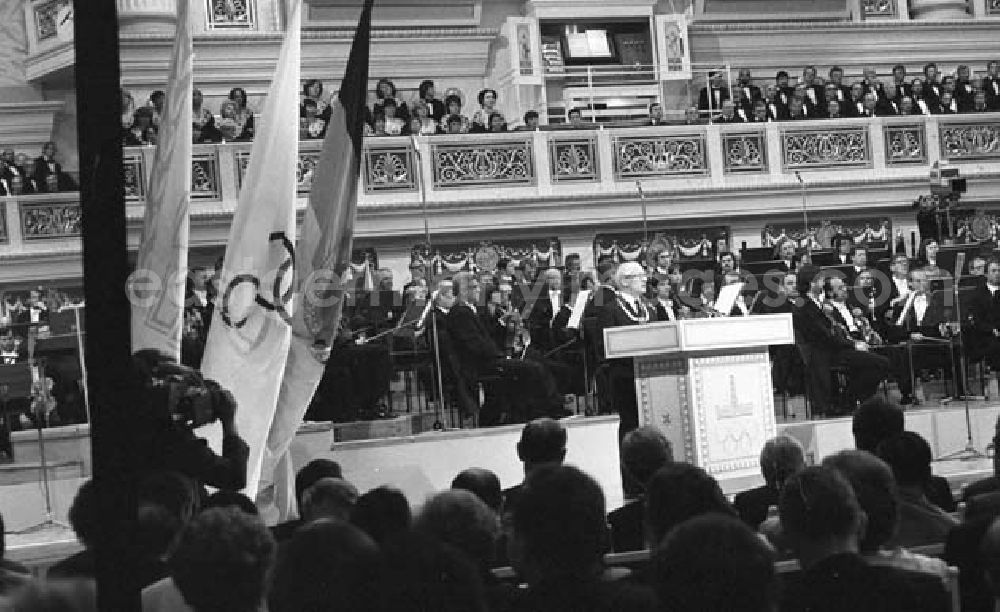 Berlin: Der DDR-Staats- und Parteichef Erich Honecker (M) eröffnet im Schauspielhaus die 9