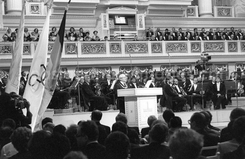 GDR picture archive: Berlin - Der DDR-Staats- und Parteichef Erich Honecker (M) eröffnet im Schauspielhaus die 9