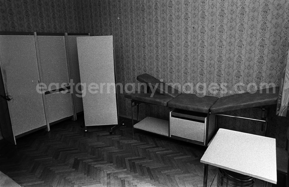 GDR picture archive: Moskau - Behandlungsraum im Hotel für die Sportler Olympisches Dorf in Moskau. Die heutige Wohnanlage in Süd-Westen der Stadt, wurde für die Moskauer Olympischen Sommer Spiele 198
