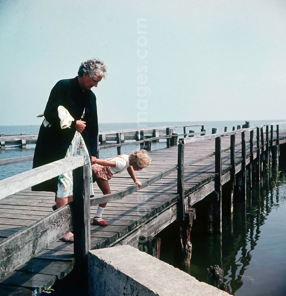 GDR image archive: Ahrenshoop - A granny is with her grandchild on the summer vacation on the Baltic Sea in Ahrenshoop in the federal state Mecklenburg-West Pomerania in the area of the former GDR, German democratic republic