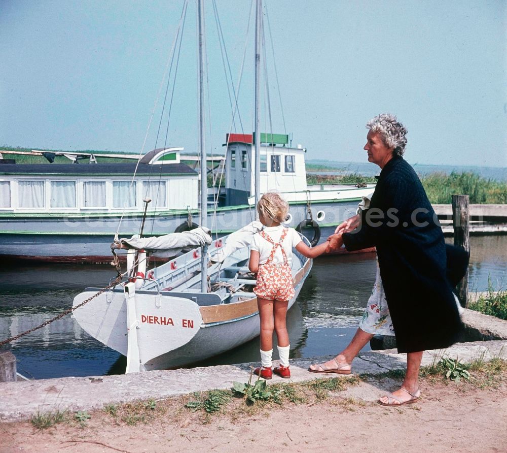 GDR photo archive: Ahrenshoop - A granny is with her grandchild on the summer vacation on the Baltic Sea in Ahrenshoop in the federal state Mecklenburg-West Pomerania in the area of the former GDR, German democratic republic
