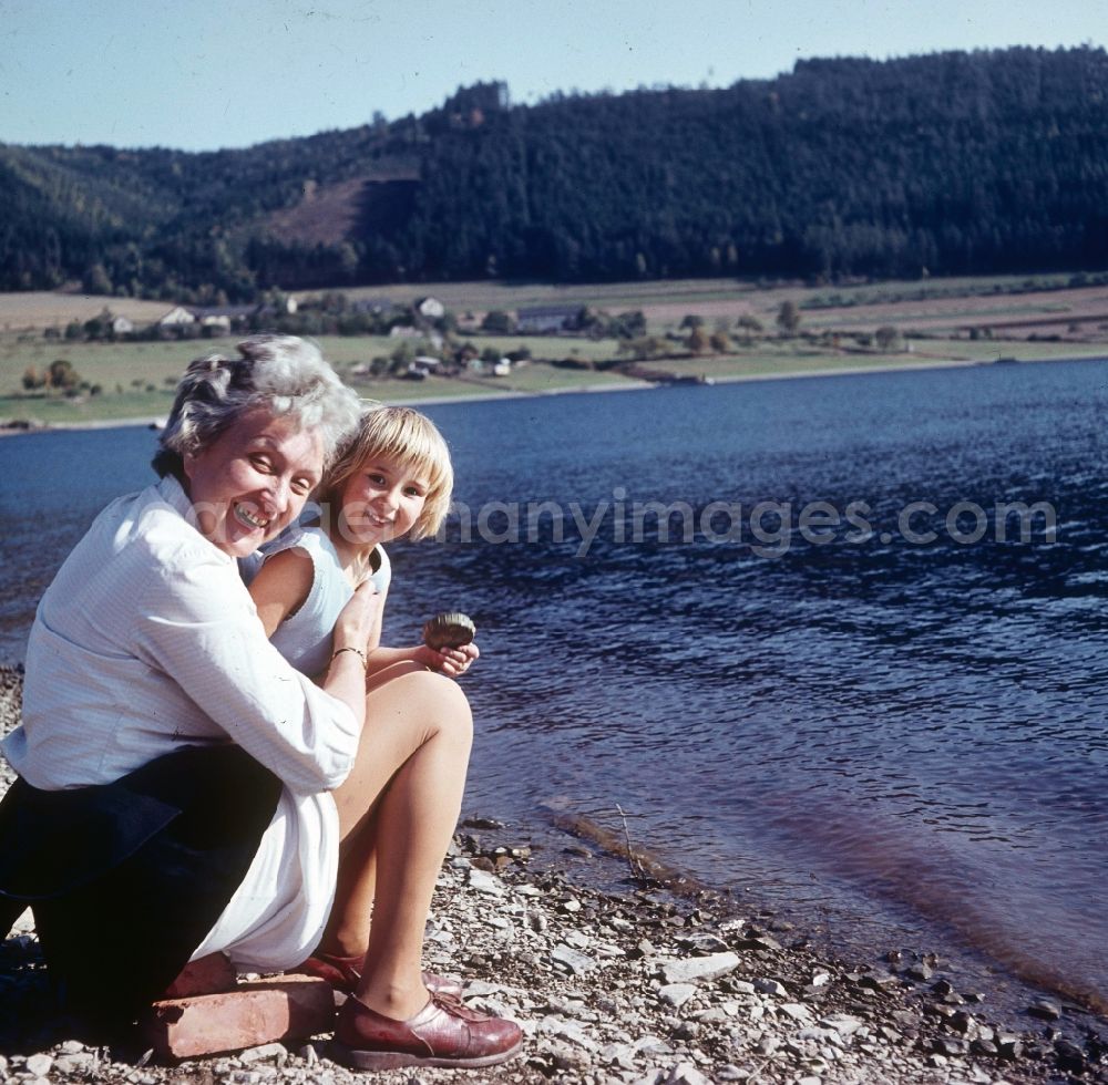 GDR picture archive: Ahrenshoop - A granny is with her grandchild on the summer vacation on the Baltic Sea in Ahrenshoop in the federal state Mecklenburg-West Pomerania in the area of the former GDR, German democratic republic