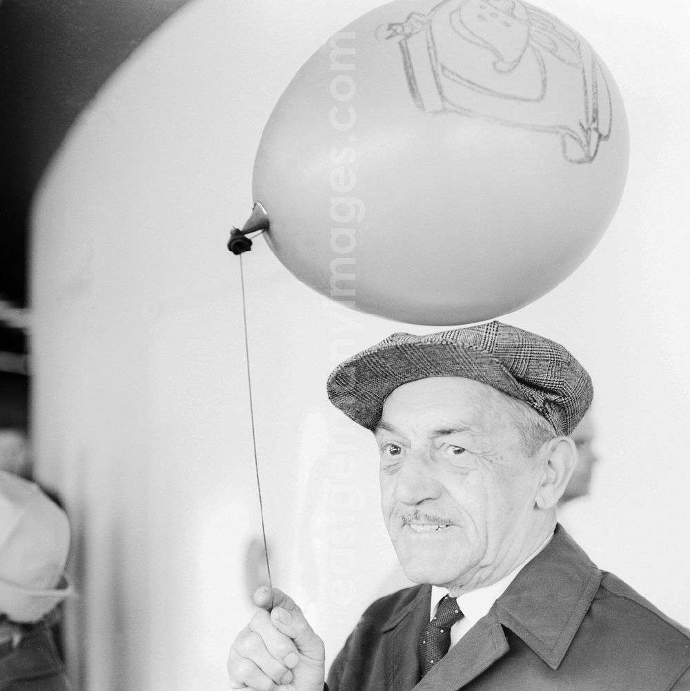 GDR photo archive: Berlin - A grandpa with an balloon in Berlin, the former capital of the GDR, German democratic republic
