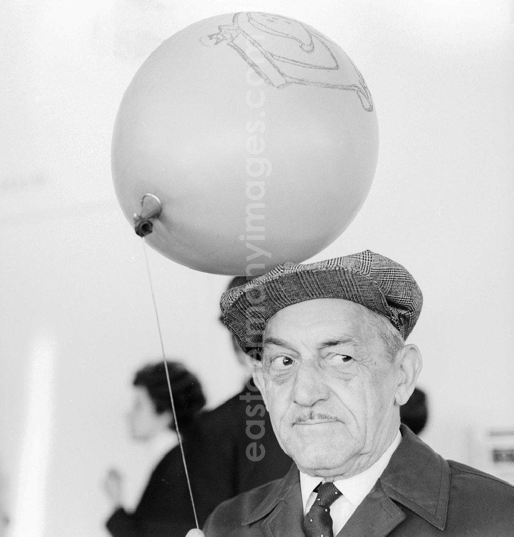 GDR picture archive: Berlin - A grandpa with an balloon in Berlin, the former capital of the GDR, German democratic republic