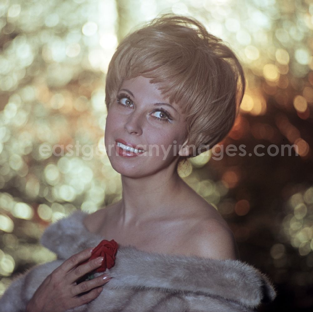 GDR picture archive: Berlin - Portrait shot of the singer and musician - opera singer (coloratura soprano) Sylvia Geszty in Berlin, the former capital of the GDR, German Democratic Republic