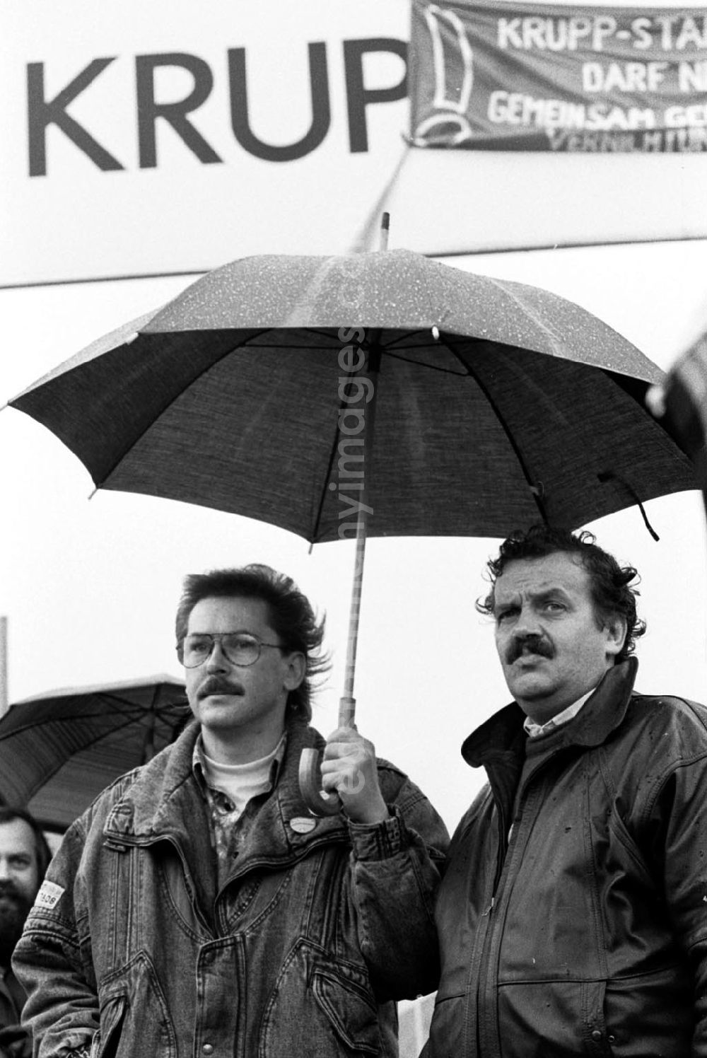 GDR photo archive: Oranienburg - Oranienburger Stahlwerker protestieren 22.11.92