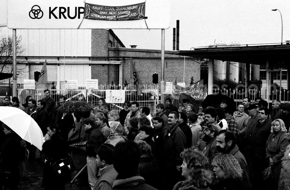 GDR picture archive: Oranienburg - Oranienburger Stahlwerker protestieren 22.11.92