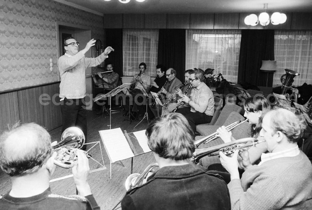 GDR photo archive: Schönefeld - Orchestra test of the company orchestra of the GDR airline INTERFLUG in Schoenefeld in the federal state Brandenburg in the area of the former GDR, German democratic republic