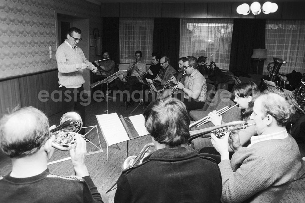 GDR image archive: Schönefeld - Orchestra test of the company orchestra of the GDR airline INTERFLUG in Schoenefeld in the federal state Brandenburg in the area of the former GDR, German democratic republic