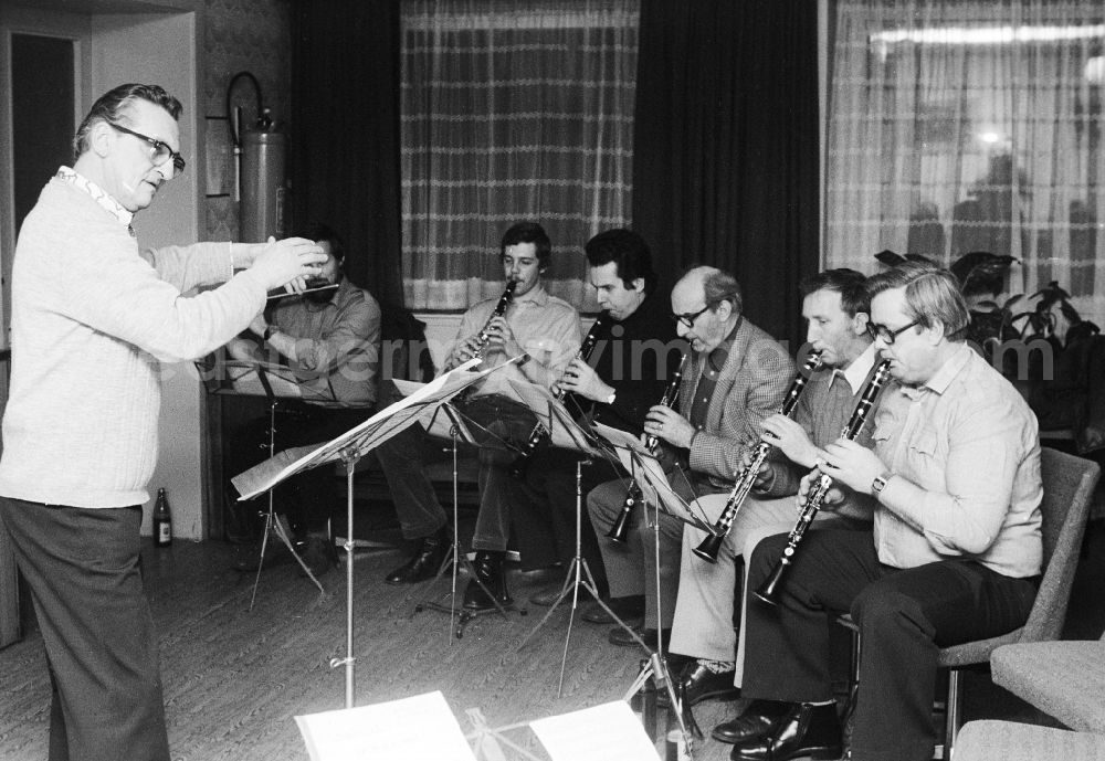 Schönefeld: Orchestra test of the company orchestra of the GDR airline INTERFLUG in Schoenefeld in the federal state Brandenburg in the area of the former GDR, German democratic republic