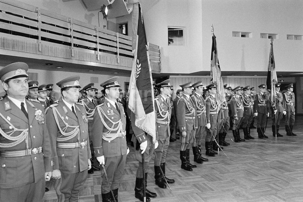 Strausberg: General Heinz Hoffmann awards the Karl-Marx medal to the National People's Armee units of Leipzig and Neubrandenburg in Strausberg in the state Brandenburg on the territory of the former GDR, German Democratic Republic