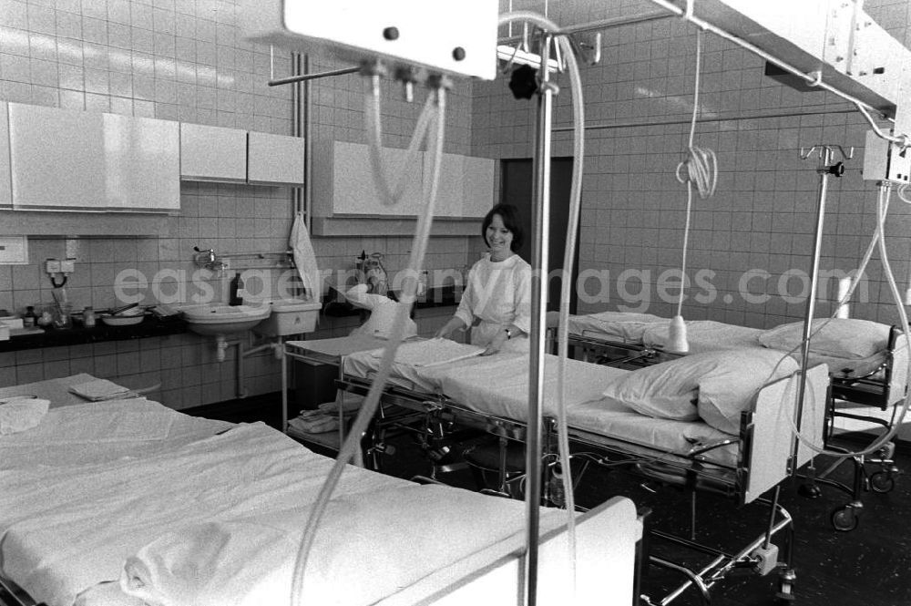GDR photo archive: Berlin - Blick in den neuen Kreisssaal im Oskar-Ziethen-Krankenhaus in Berlin-Lichtenberg. Krankenschwester steht an Krankenbett.