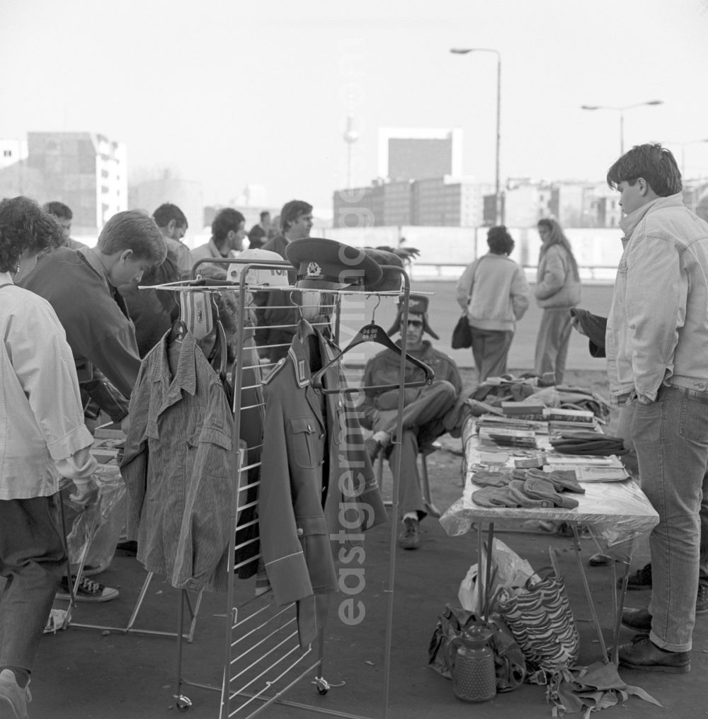 GDR photo archive: Berlin - Ostalgie- souvenir sellers at the Berlin Wall in Berlin