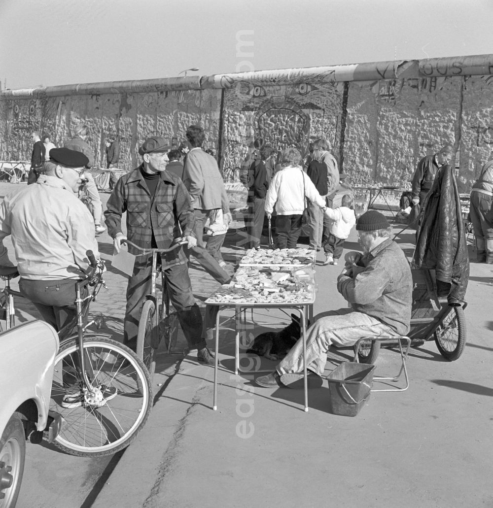 GDR picture archive: Berlin - Ostalgie- souvenir sellers at the Berlin Wall in Berlin